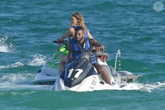 Jason Derulo et sa petite amie Daphne Joy profitent d'un après-midi ensoleillé sur la plage de Miami. Le 31 décembre 2015.