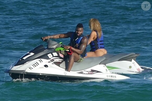 Jason Derulo et sa petite amie Daphne Joy profitent d'un après-midi ensoleillé sur la plage de Miami. Le 31 décembre 2015.