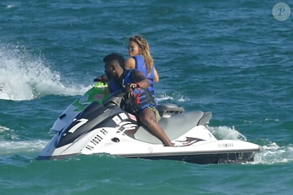 Jason Derulo et sa petite amie Daphne Joy profitent d'un après-midi ensoleillé sur la plage de Miami. Le 31 décembre 2015.