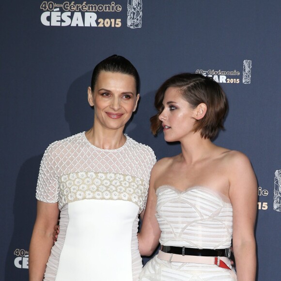 Juliette Binoche (Bijoux Cartier) et Kristen Stewart - Photocall de la 40e cérémonie des César au théâtre du Châtelet à Paris. Le 20 février 2015