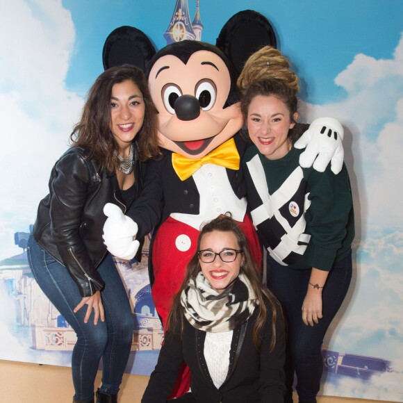 Le groupe L.E.J (Lucie, Elisa, Juliette) pose avec Mickey - Lancement de la 27ème édition de l'Opération Pièces Jaunes au centre hospitalier (hôpital Delafontaine) de Saint-Denis, le 6 janvier 2015.06/01/2016 - Saint-Denis