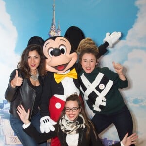 Le groupe L.E.J (Lucie, Elisa, Juliette) pose avec Mickey - Lancement de la 27ème édition de l'Opération Pièces Jaunes au centre hospitalier (hôpital Delafontaine) de Saint-Denis, le 6 janvier 2015.06/01/2016 - Saint-Denis