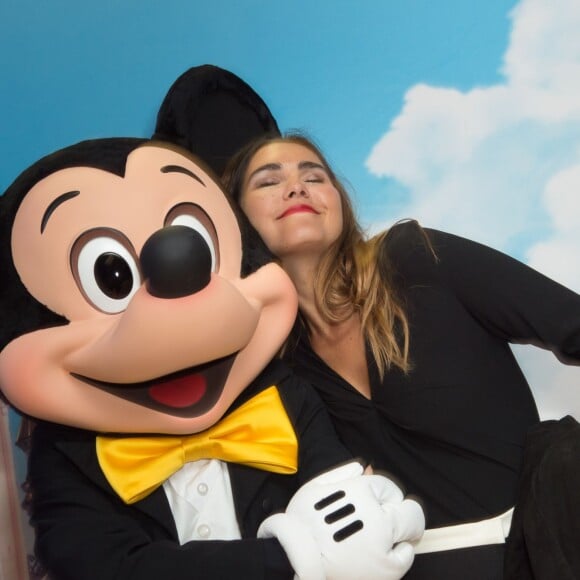 Joyce Jonathan pose avec Mickey - Lancement de la 27ème édition de l'Opération Pièces Jaunes au centre hospitalier (hôpital Delafontaine) de Saint-Denis, le 6 janvier 2015.06/01/2016 - Saint-Denis