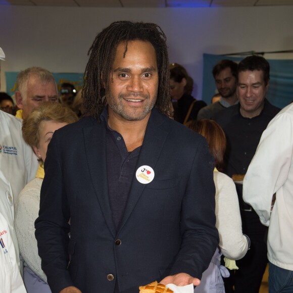 Christian Karembeu (parrain de l'Opération Pièces Jaunes) distribue la Galette des Rois - Lancement de la 27ème édition de l'Opération Pièces Jaunes au centre hospitalier (hôpital Delafontaine) de Saint-Denis, le 6 janvier 2015.06/01/2016 - Saint-Denis