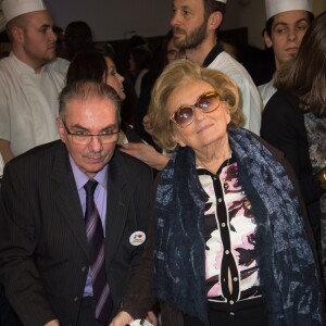 Bernadette Chirac (présidente de la Fondation Hôpitaux de Paris-Hôpitaux de France) découpe la Galette des Rois - Lancement de la 27ème édition de l'Opération Pièces Jaunes au centre hospitalier (hôpital Delafontaine) de Saint-Denis, le 6 janvier 2015.06/01/2016 - Saint-Denis