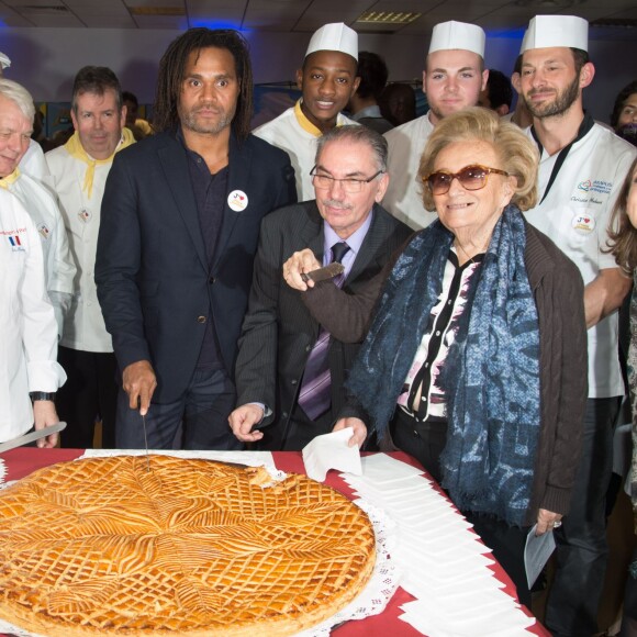 Christian Karembeu (parrain de l'Opération Pièces Jaunes) et Bernadette Chirac (présidente de la Fondation Hôpitaux de Paris-Hôpitaux de France) devant la Galette des Rois, guest - Lancement de la 27ème édition de l'Opération Pièces Jaunes au centre hospitalier (hôpital Delafontaine) de Saint-Denis, le 6 janvier 2015.06/01/2016 - Saint-Denis