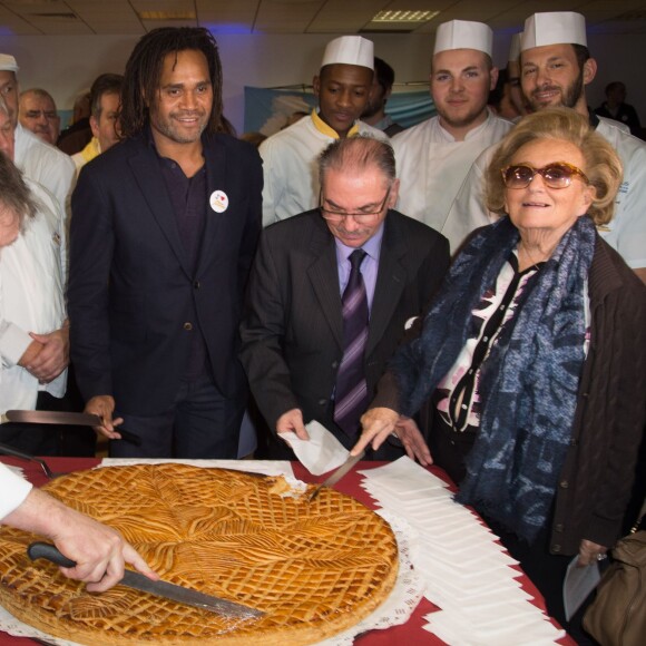 Christian Karembeu (parrain de l'Opération Pièces Jaunes) et Bernadette Chirac (présidente de la Fondation Hôpitaux de Paris-Hôpitaux de France) devant la Galette des Rois, guest - Lancement de la 27ème édition de l'Opération Pièces Jaunes au centre hospitalier (hôpital Delafontaine) de Saint-Denis, le 6 janvier 2015.06/01/2016 - Saint-Denis