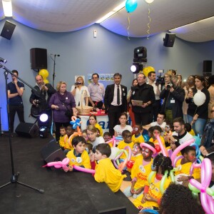 Joyce Jonathan chante devant Bernadette Chirac (présidente de la Fondation Hôpitaux de Paris-Hôpitaux de France) - Lancement de la 27ème édition de l'Opération Pièces Jaunes au centre hospitalier (hôpital Delafontaine) de Saint-Denis, le 6 janvier 2015.06/01/2016 - Saint-Denis