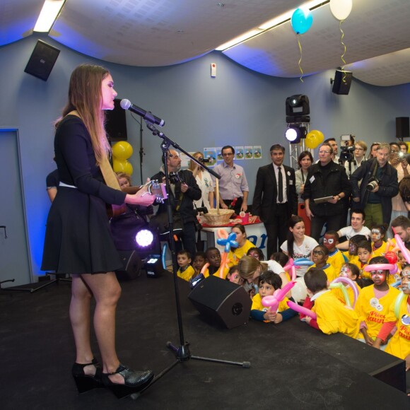 Joyce Jonathan chante devant Bernadette Chirac (présidente de la Fondation Hôpitaux de Paris-Hôpitaux de France) - Lancement de la 27ème édition de l'Opération Pièces Jaunes au centre hospitalier (hôpital Delafontaine) de Saint-Denis, le 6 janvier 2015.06/01/2016 - Saint-Denis