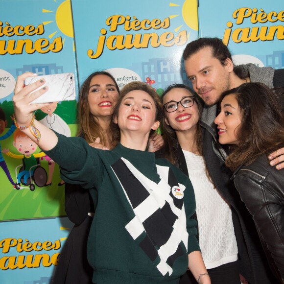 Joyce Jonathan, le groupe L.E.J (Lucie, Elisa, Juliette) et Brice Conrad - Lancement de la 27ème édition de l'Opération Pièces Jaunes au centre hospitalier (hôpital Delafontaine) de Saint-Denis, le 6 janvier 2015.06/01/2016 - Saint-Denis