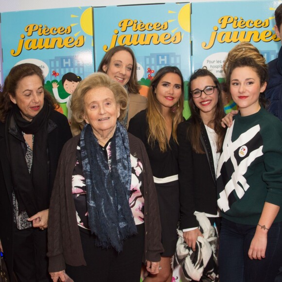 Bernadette Chirac (présidente de la Fondation Hôpitaux de Paris-Hôpitaux de France) entourée de Christian Karembeu, Anne Barrère, Joyce Jonathan, du groupe L.E.J (Lucie, Elisa, Juliette), Fabien Marsaud (Grand Corps Malade), guest - Lancement de la 27ème édition de l'Opération Pièces Jaunes au centre hospitalier (hôpital Delafontaine) de Saint-Denis, le 6 janvier 2015.06/01/2016 - Saint-Denis