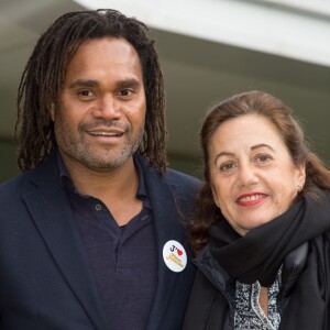 Christian Karembeu (parrain de l'Opération Pièces Jaunes) et Anne Barrère - Lancement de la 27ème édition de l'Opération Pièces Jaunes au centre hospitalier (hôpital Delafontaine) de Saint-Denis, le 6 janvier 2015.06/01/2016 - Saint-Denis