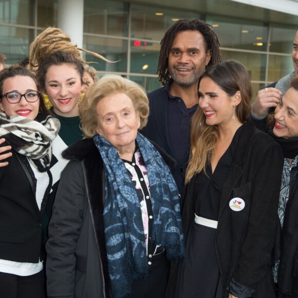 Bernadette Chirac entourée du groupe L.E.J (Lucie, Elisa, Juliette), Christian Karembeu, Brice Conrad, Joyce Jonathan, et Anne Barrère - Lancement de la 27ème édition de l'Opération Pièces Jaunes au centre hospitalier (hôpital Delafontaine) de Saint-Denis, le 6 janvier 2015.06/01/2016 - Saint-Denis