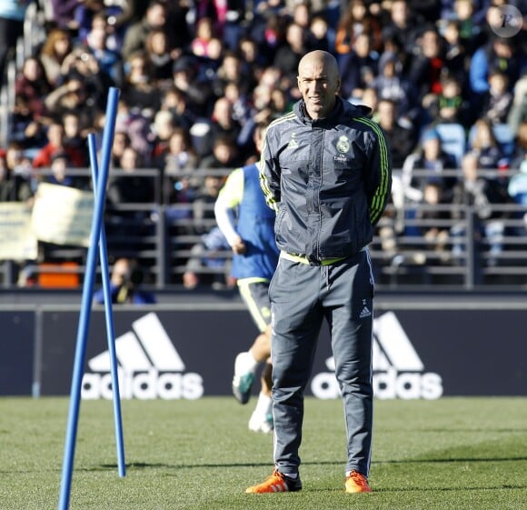 Premier entraînement de Zinedine Zidane nouvel entraîneur de l'équipe du Real Madrid, avec les joueurs à Madrid le 5 janvier 2016.