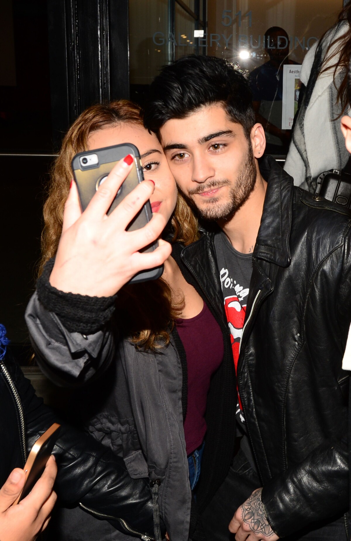 Photo Zayn Malik Qui Porte Un Tee Short Des Rolling Stones Est Assailli Par Les Fans à La 