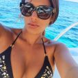 Selfie sexy à Porto Cervo sur un bateau pour Ayem Nour