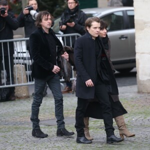 Cali, Bénabar et sa femme Stéphanie - Obsèques de Michel Delpech en l'église Saint-Sulpice à Paris, le 8 janvier 2016.