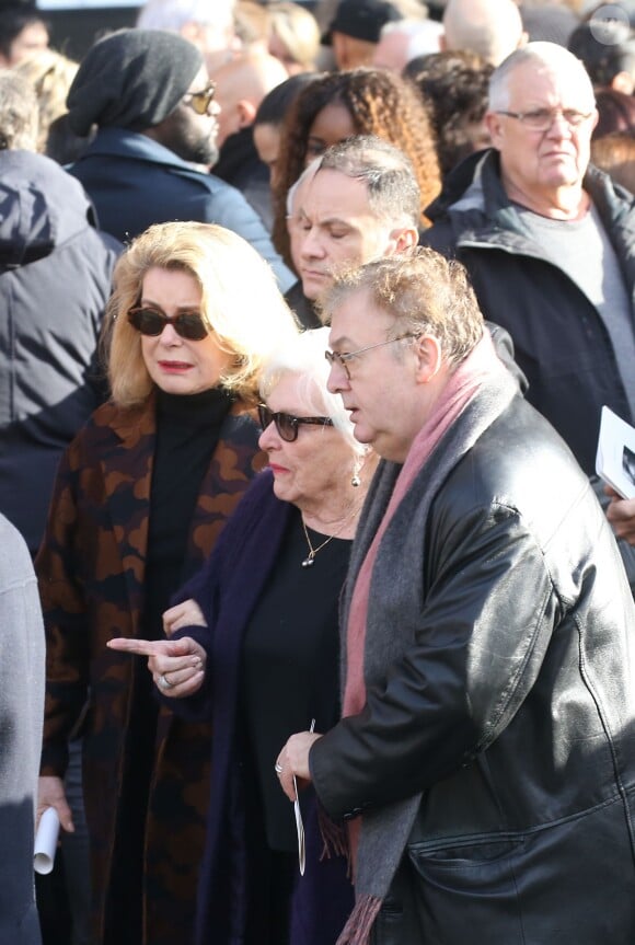 Catherine Deneuve, Dominique Besnehard, Line Renaud - Sorties des obsèques de Michel Delpech en l'église Saint-Sulpice à Paris, le 8 janvier 2016.