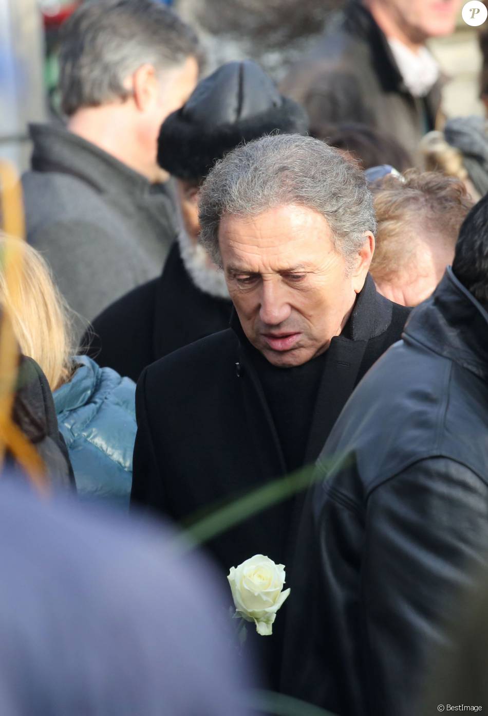 Michel Drucker Inhumation De Michel Delpech Au Cimetiere Du Pere Lachaise A Paris Le 8 Janvier 2016 Purepeople