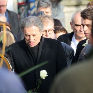 Michel Drucker et Pascal Nègre - Inhumation de Michel Delpech au cimetière du Père-Lachaise à Paris, le 8 janvier 2016.