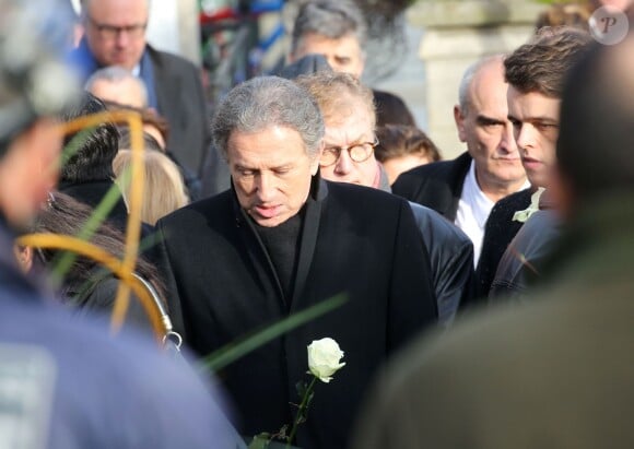 Michel Drucker et Pascal Nègre - Inhumation de Michel Delpech au cimetière du Père-Lachaise à Paris, le 8 janvier 2016.