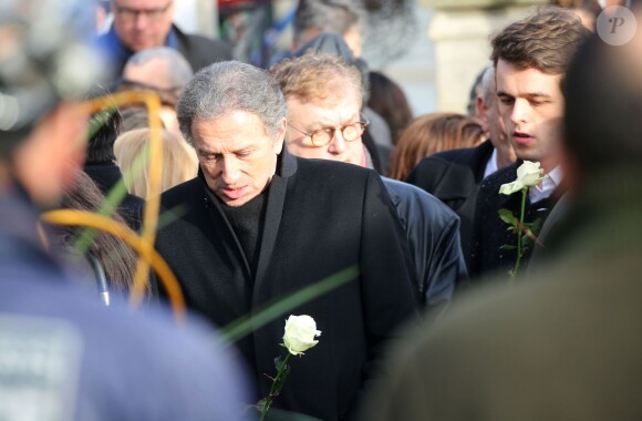 Michel Drucker et Dominique Besnehard - Inhumation de Michel Delpech au cimetière du Père-Lachaise à Paris, le 8 janvier 2016.