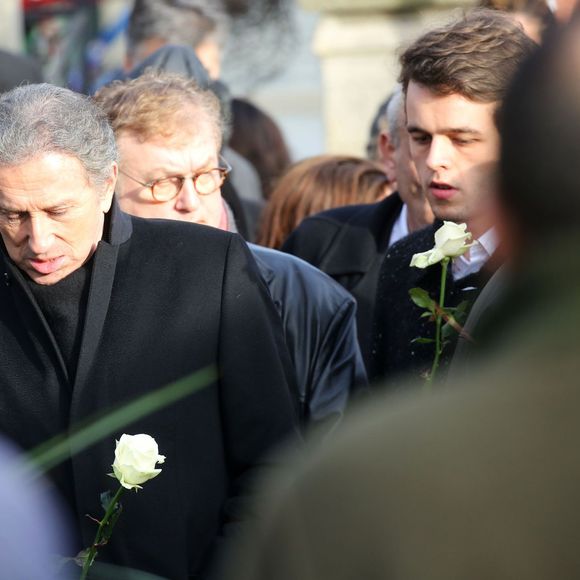 Michel Drucker et Dominique Besnehard - Inhumation de Michel Delpech au cimetière du Père-Lachaise à Paris, le 8 janvier 2016.