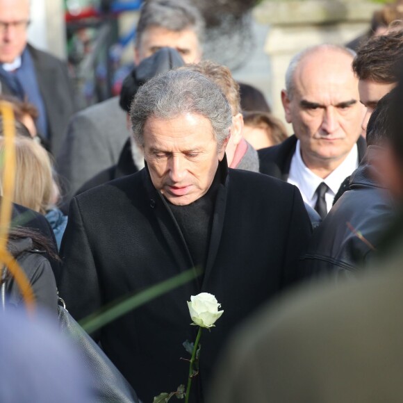 Michel Drucker et Pascal Nègre - Inhumation de Michel Delpech au cimetière du Père-Lachaise à Paris, le 8 janvier 2016.