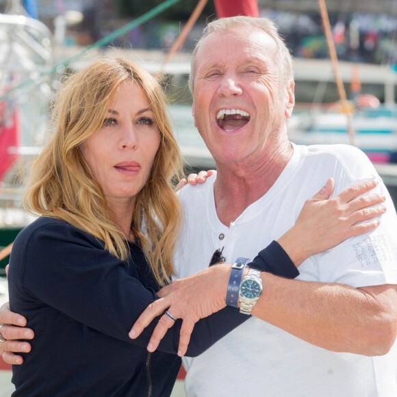 Mathilde Seigner et Yves Rénier lors du photocall du téléfilm Flic, tout simplement dans le cadre du 17e festival de fiction TV de La Rochelle sur le Vieux Port à La Rochelle le 12 septembre 2015