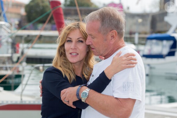 Mathilde Seigner et Yves Rénier lors du photocall du téléfilm Flic, tout simplement dans le cadre du 17e festival de fiction TV de La Rochelle sur le Vieux Port à La Rochelle le 12 septembre 2015