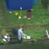 Les enquêteurs en plein travail dans la maison de Sian Blake à Erith au sud-ouest de Londres, janvier 2016. Trois corps ont été retrouvés enterrés dans le jardin, peut-être celui de l'actrice et ses deux enfants.