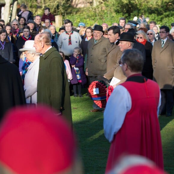 La reine Elisabeth II d'Angleterre, le prince Philip, le prince William et la duchesse de Cambridge, Catherine Kate Middleton célèbrent le 100 ème anniversaire du retrait final de la péninsule de Gallipoli pendant la 1 ère guerre mondiale au Mémorial de Sandrigham le 10 janvier 2016. Ils ont assisté un plus tôt en l'église Mary Magdalene à une messe où la famille Middleton était invitée par la reine.