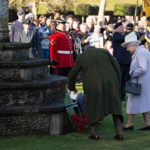 La reine Elisabeth II d'Angleterre, le prince Philip, le prince William et la duchesse de Cambridge, Catherine Kate Middleton célèbrent le 100 ème anniversaire du retrait final de la péninsule de Gallipoli pendant la 1 ère guerre mondiale au Mémorial de Sandrigham le 10 janvier 2016. Ils ont assisté un plus tôt en l'église Mary Magdalene à une messe où la famille Middleton était invitée par la reine.