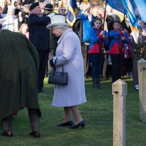 La reine Elisabeth II d'Angleterre, le prince Philip, le prince William et la duchesse de Cambridge, Catherine Kate Middleton célèbrent le 100 ème anniversaire du retrait final de la péninsule de Gallipoli pendant la 1 ère guerre mondiale au Mémorial de Sandrigham le 10 janvier 2016. Ils ont assisté un plus tôt en l'église Mary Magdalene à une messe où la famille Middleton était invitée par la reine.