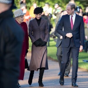 La reine Elisabeth II d'Angleterre, le prince Philip, le prince William et la duchesse de Cambridge, Catherine Kate Middleton célèbrent le 100 ème anniversaire du retrait final de la péninsule de Gallipoli pendant la 1 ère guerre mondiale au Mémorial de Sandrigham le 10 janvier 2016. Ils ont assisté un plus tôt en l'église Mary Magdalene à une messe où la famille Middleton était invitée par la reine.