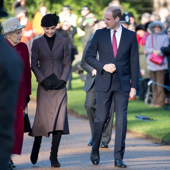 La reine Elisabeth II d'Angleterre, le prince Philip, le prince William et la duchesse de Cambridge, Catherine Kate Middleton célèbrent le 100 ème anniversaire du retrait final de la péninsule de Gallipoli pendant la 1 ère guerre mondiale au Mémorial de Sandrigham le 10 janvier 2016. Ils ont assisté un plus tôt en l'église Mary Magdalene à une messe où la famille Middleton était invitée par la reine.