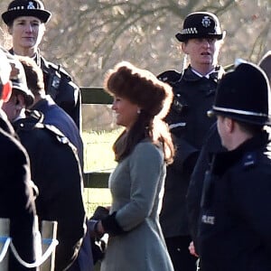 Pippa Middleton - La reine Elisabeth II d'Angleterre, le prince Philip, le prince William et la duchesse de Cambridge, Catherine Kate Middleton célèbrent le 100 ème anniversaire du retrait final de la péninsule de Gallipoli pendant la 1 ère guerre mondiale au Mémorial de Sandrigham le 10 janvier 2016. Ils ont assisté un plus tôt en l'église Mary Magdalene à une messe où la famille Middleton était invitée par la reine.