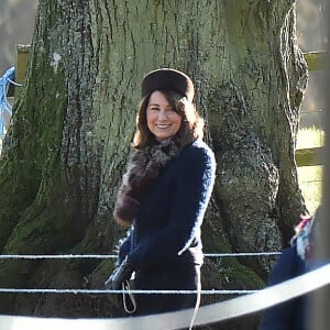 Carole Middleton - La reine Elisabeth II d'Angleterre, le prince Philip, le prince William et la duchesse de Cambridge, Catherine Kate Middleton célèbrent le 100 ème anniversaire du retrait final de la péninsule de Gallipoli pendant la 1 ère guerre mondiale au Mémorial de Sandrigham le 10 janvier 2016. Ils ont assisté un plus tôt en l'église Mary Magdalene à une messe où la famille Middleton était invitée par la reine.