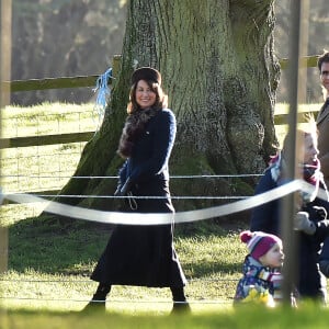 Carole Middleton - reine Elisabeth II d'Angleterre, le prince Philip, le prince William et la duchesse de Cambridge, Catherine Kate Middleton célèbrent le 100 ème anniversaire du retrait final de la péninsule de Gallipoli pendant la 1 ère guerre mondiale au Mémorial de Sandrigham le 10 janvier 2016. Ils ont assisté un plus tôt en l'église Mary Magdalene à une messe où la famille Middleton était invitée par la reine.