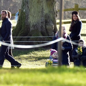 James Middleton et sa mère Carole Middleton - La reine Elisabeth II d'Angleterre, le prince Philip, le prince William et la duchesse de Cambridge, Catherine Kate Middleton célèbrent le 100 ème anniversaire du retrait final de la péninsule de Gallipoli pendant la 1 ère guerre mondiale au Mémorial de Sandrigham le 10 janvier 2016. Ils ont assisté un plus tôt en l'église Mary Magdalene à une messe où la famille Middleton était invitée par la reine.