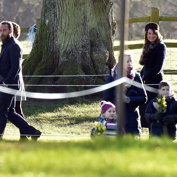 James Middleton et sa mère Carole Middleton - La reine Elisabeth II d'Angleterre, le prince Philip, le prince William et la duchesse de Cambridge, Catherine Kate Middleton célèbrent le 100 ème anniversaire du retrait final de la péninsule de Gallipoli pendant la 1 ère guerre mondiale au Mémorial de Sandrigham le 10 janvier 2016. Ils ont assisté un plus tôt en l'église Mary Magdalene à une messe où la famille Middleton était invitée par la reine.