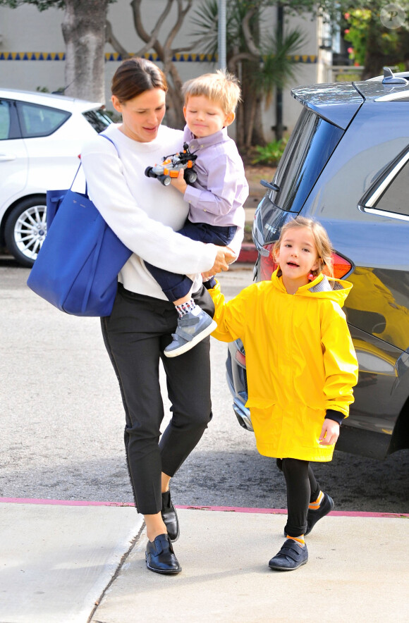 Jennifer Garner emmène ses enfants Samuel et Violet à l'église à Los Angeles, le 10 janvier 2016