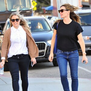 Jennifer Garner va boire un café avec une amie à Santa Monica, le 4 janvier 2016.