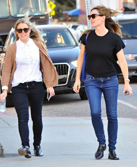 Jennifer Garner va boire un café avec une amie à Santa Monica, le 4 janvier 2016.