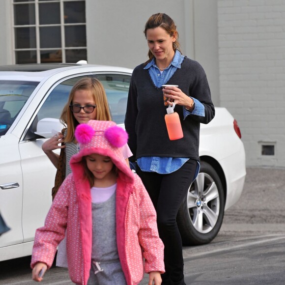 Jennifer Garner se rend à l'église avec ses filles Seraphina et Violet à Santa Monica, le 3 janvier 2016.