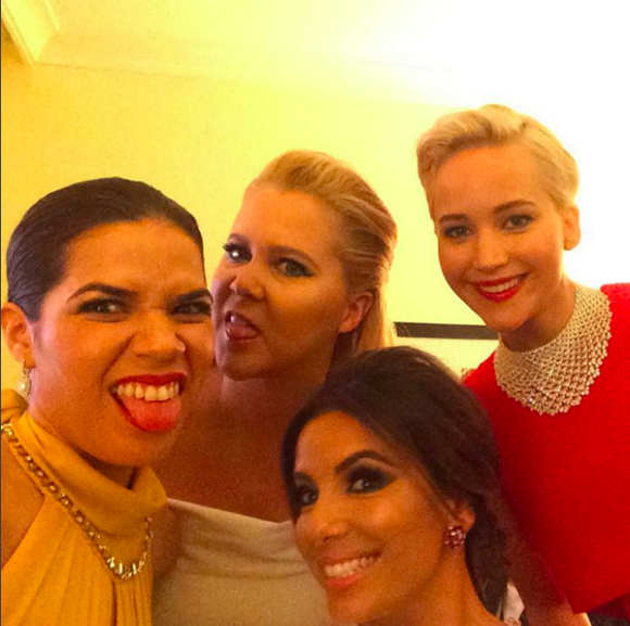 America Ferrera a posté un selfie génial avec Eva Longoria, Amy Schumer et Jennifer Lawrence lors des Golden Globes 2016
