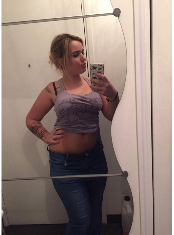 Kelly Helard (Les Ch'tis) affiche son nouveau corps, avec ses kilos post-grossesse
