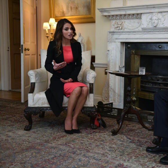 La reine Rania de Jordanie reçue par le premier ministre Britannique David Cameron au 10 Downing Street à Londres le 8 janvier 2016.  Queen Rania of Jordan is welcomed at 10 Downing Street, by Prime Minister David Cameron in London on January 8, 2016.08/01/2016 - Londres