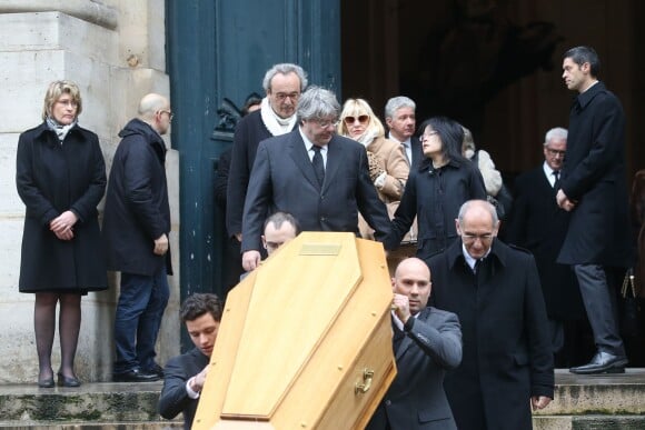 Philippe Galabru et sa compagne - Sorties - Obsèques de Michel Galabru en l'église Saint-Roch à Paris le 12 janvier 2016.