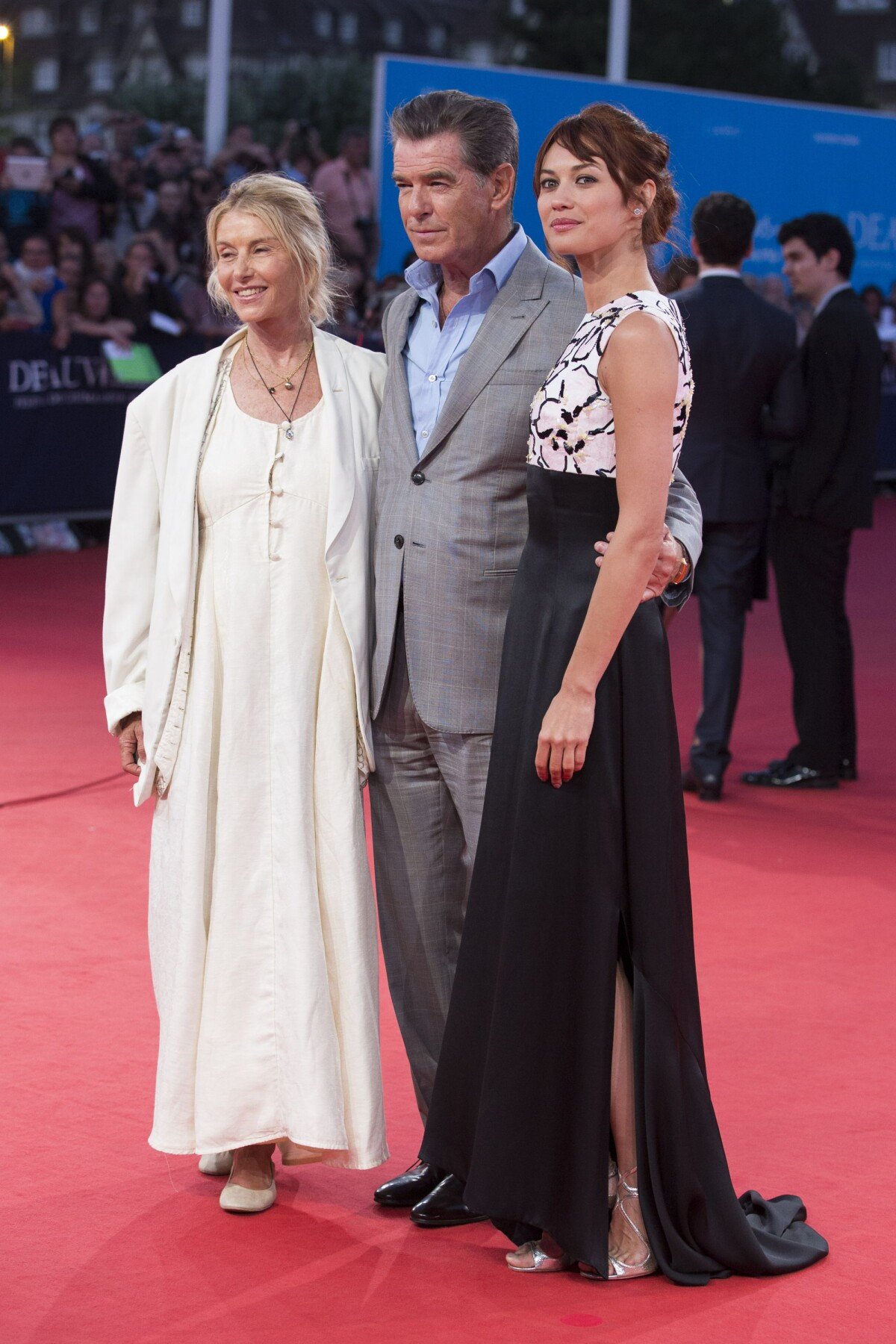 Photo : Beau St. Clair, Pierce Brosnan et Olga Kurylenko (habillée en Dior)  - Avant-première du film 